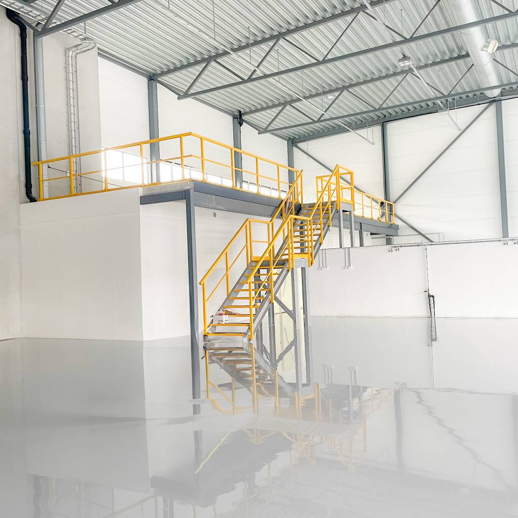 Blank selvutjevnende epoxygulv i industrihall