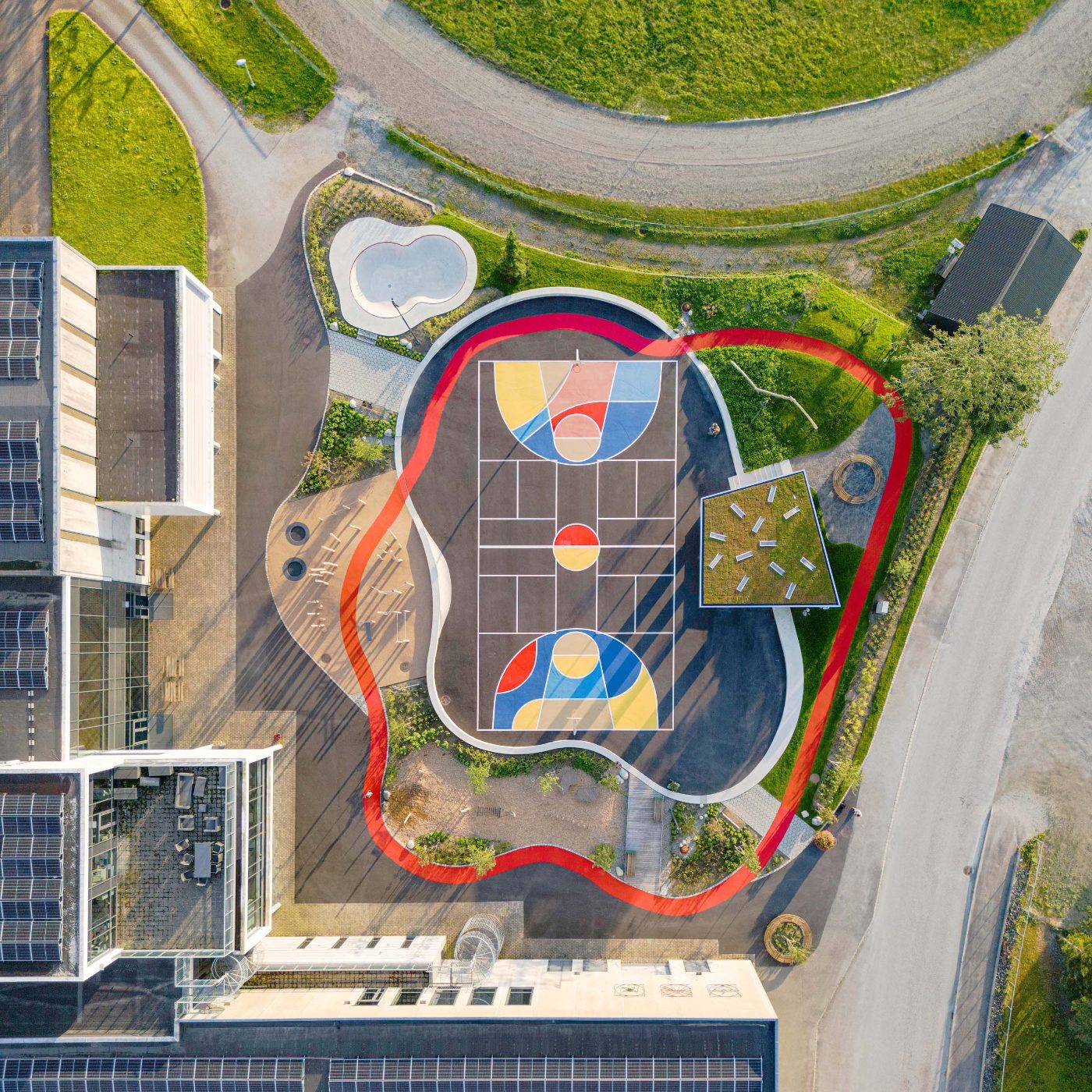 Skakkeriggen offentlig park i Etne sett ovenfra, fargerik aktivitetsflate med oppmerking