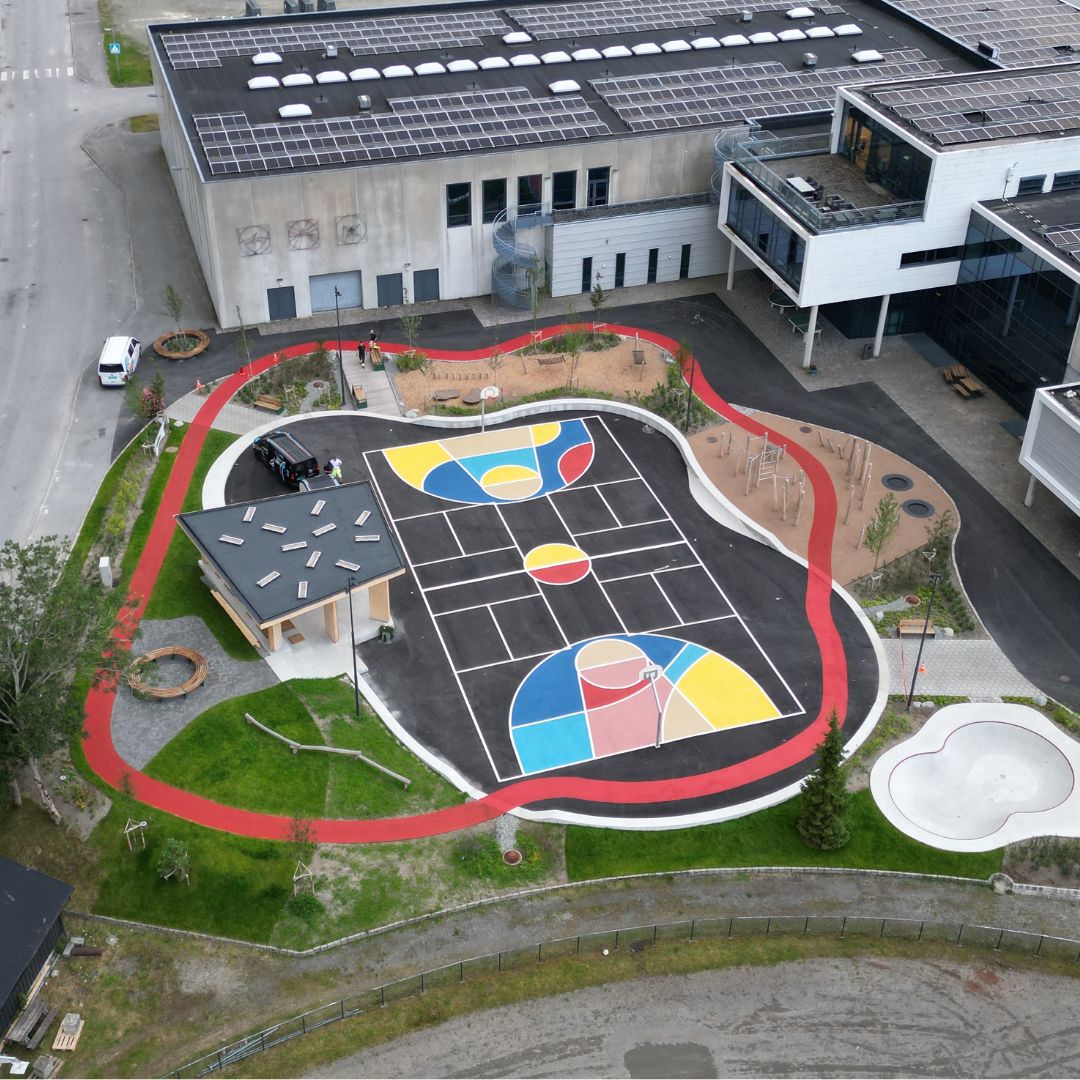 Fargerik oppmerking av aktivitetsflate i skolegård