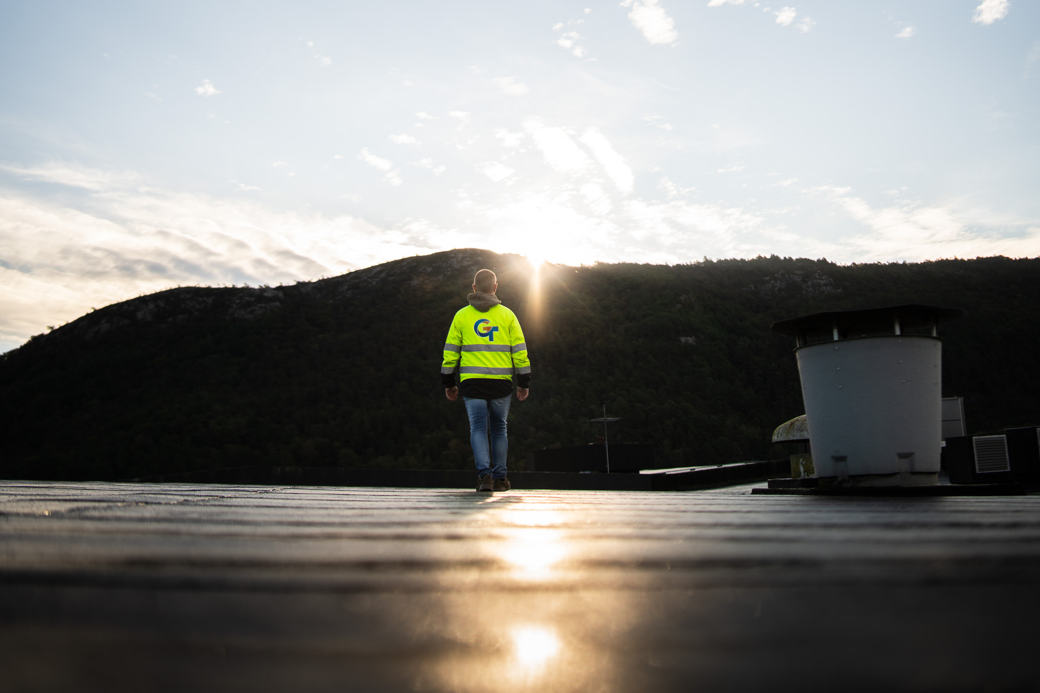 Taktekker fra Gulv og tak går over et flatt tak i solnedgang
